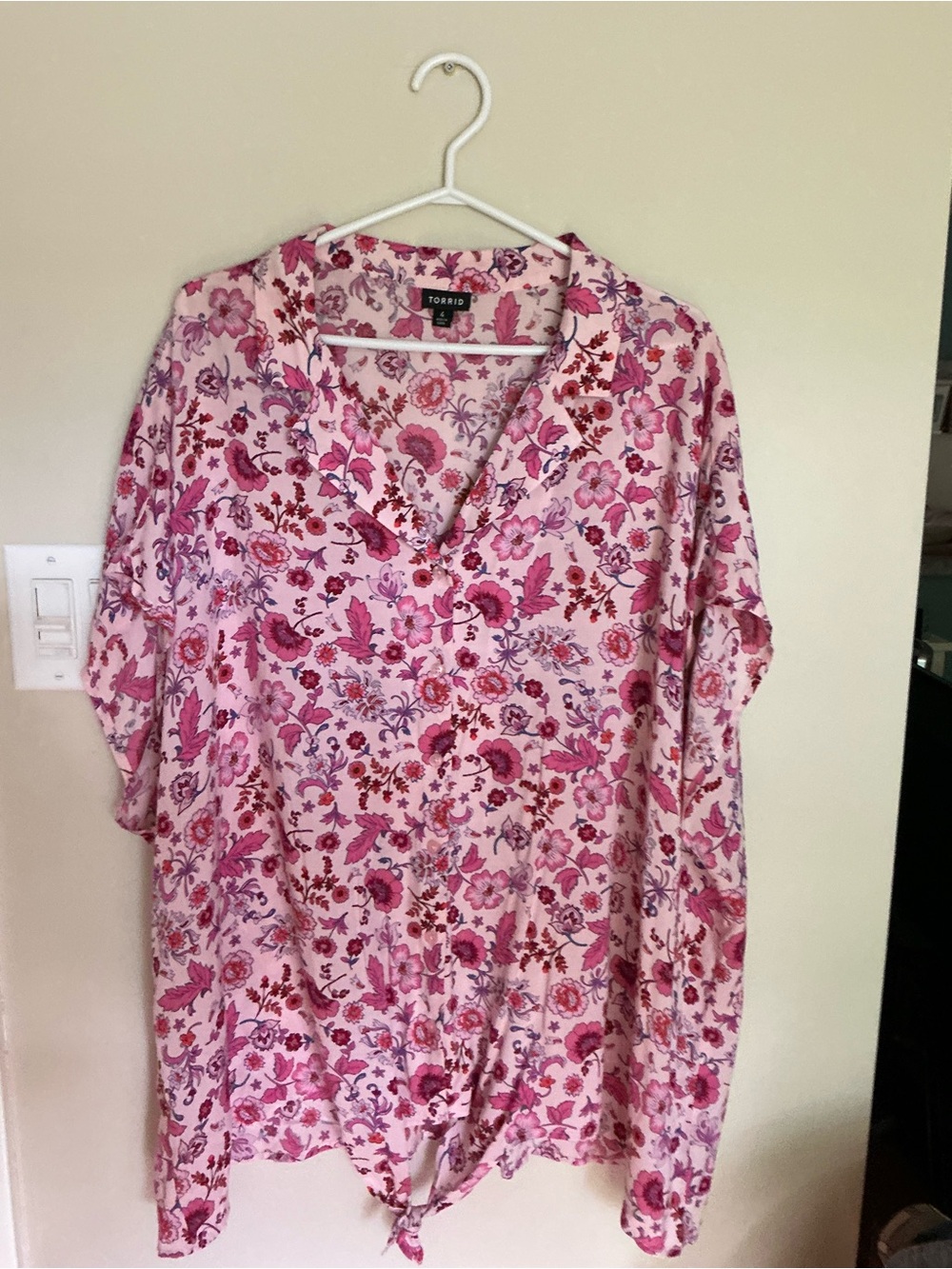 torrid Pink FloralChallis Tie-Hem V-Neck Blouse breezy cheery blouson 100 rayon